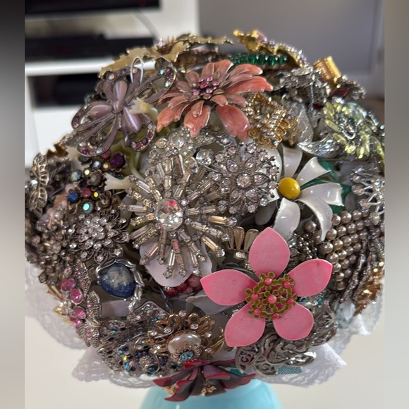 Colorful, Floral Brooch Bouquet with many vintage pieces - Picture 4 of 7